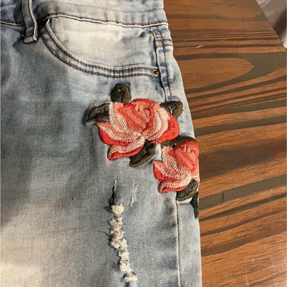 Designer embroidered light denim jeans - Picture 3 of 6